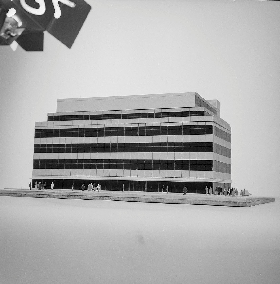 EE_136_N_0008